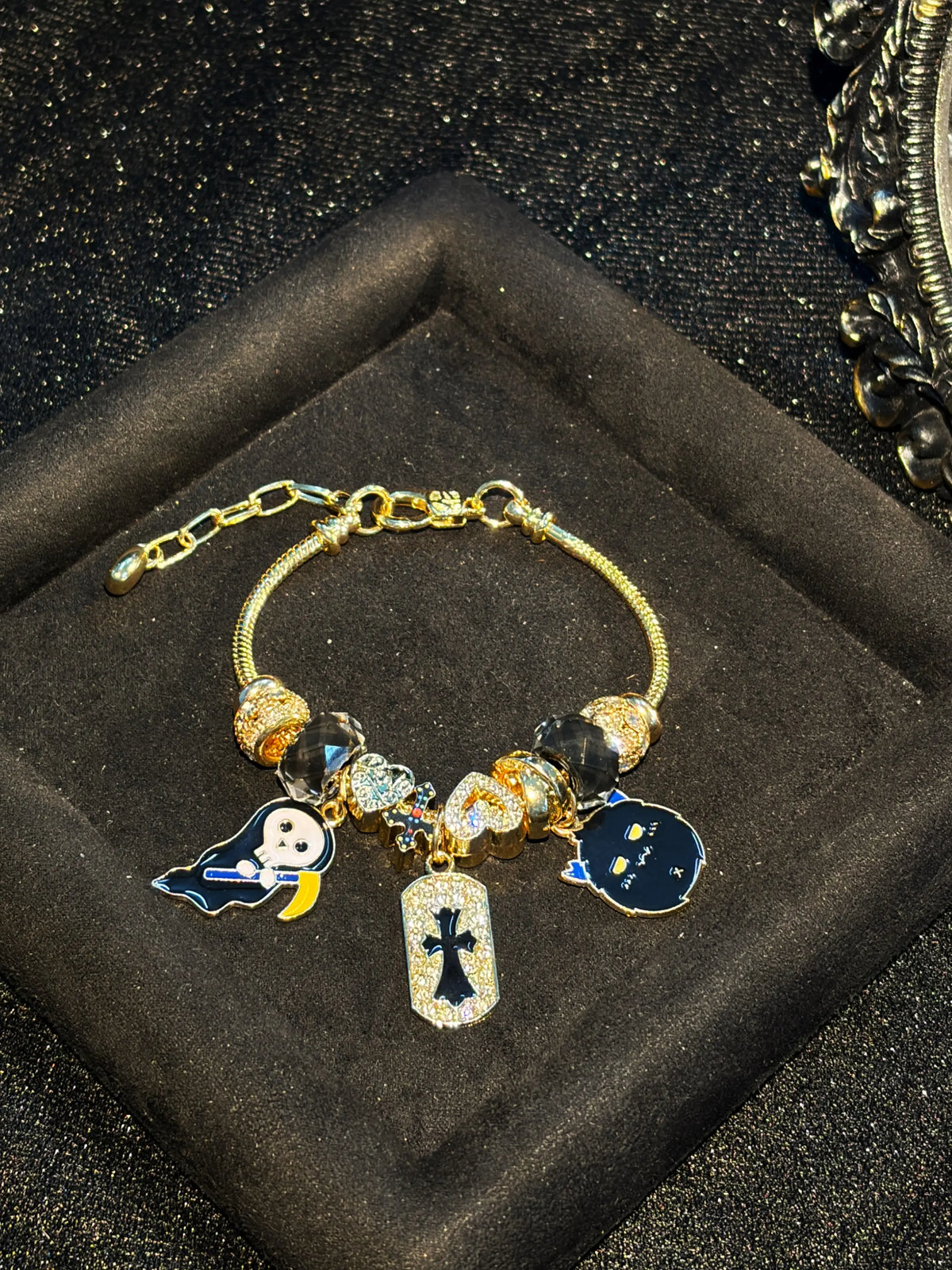 Gold Tone Gothic Beaded Charm Bracelet、Grim Reaper、Cross、Devil Heart Charms Bracelet、Dark Enamel Pendant Bracelet、Punk Party Layered Fashion Jewelry for Women Girls
