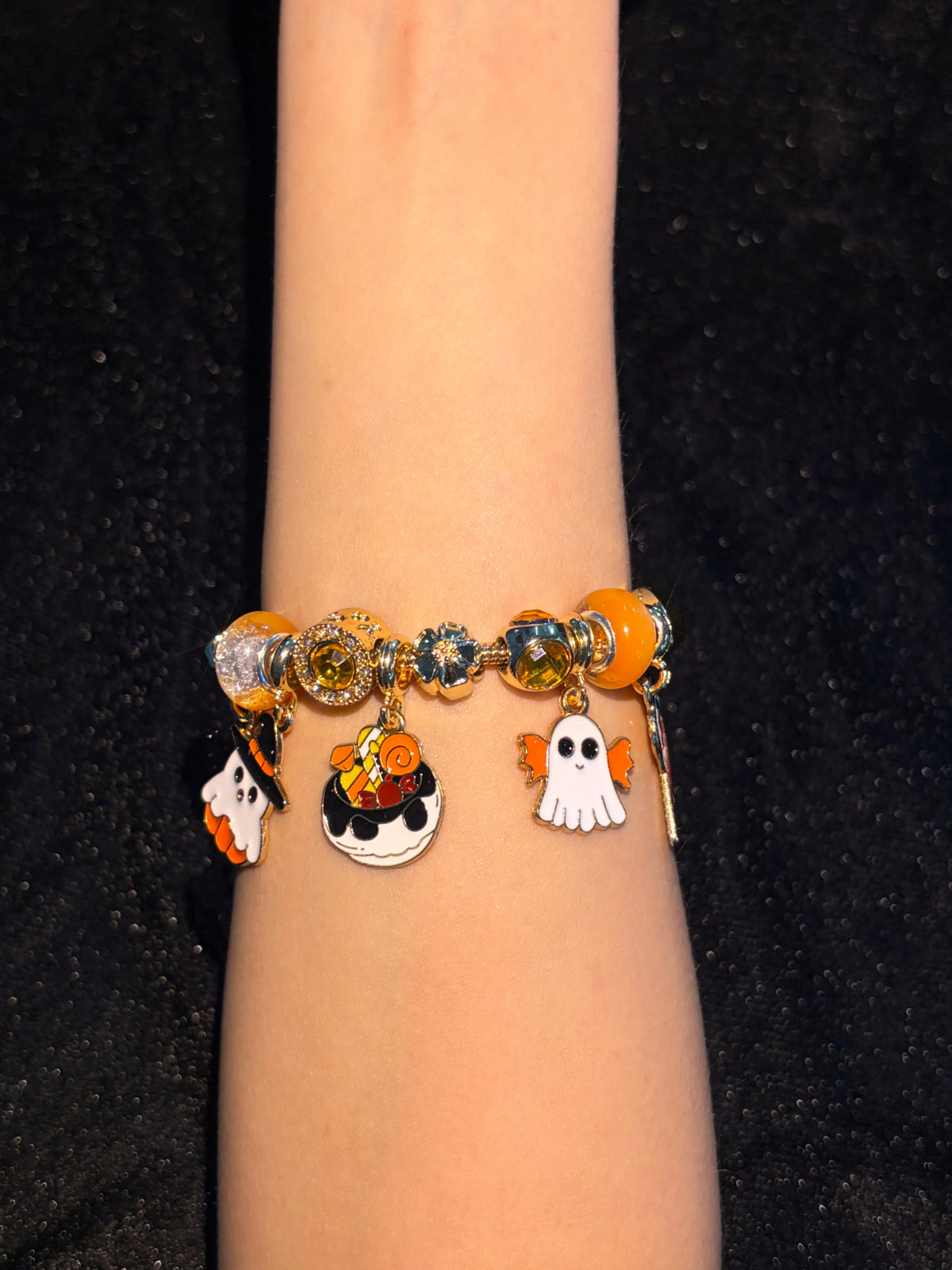 Gold Tone Halloween Theme Beaded Charm Bracelet、Ghost Witch Hat Pumpkin Candy Charms Bracelet、Cartoon Enamel Pendant Bracelet、Holiday Party Fashion Layered Jewelry for Women Girls