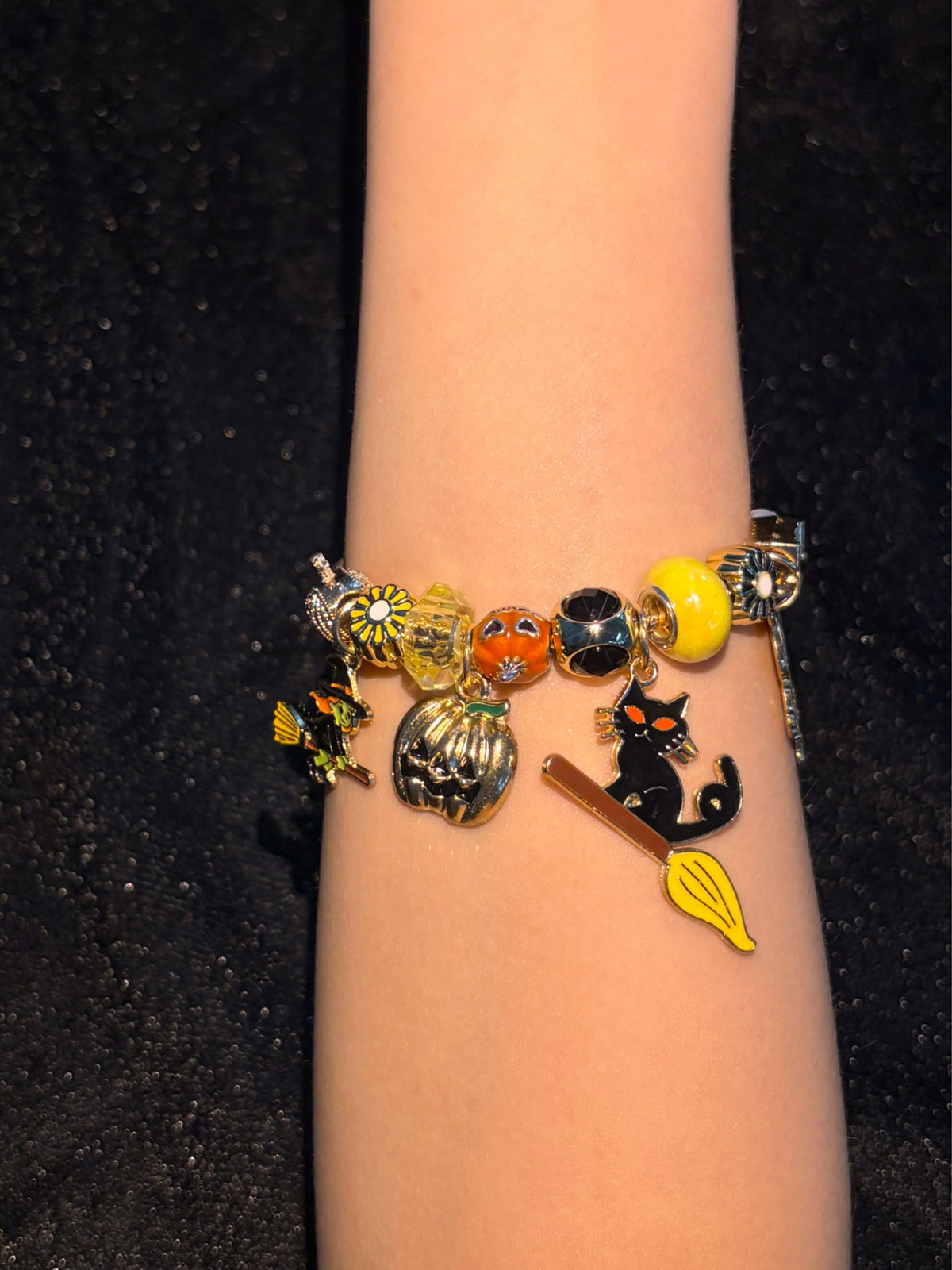 Gold Tone Halloween Beaded Charm Bracelet、Witch Broom、Pumpkin、Skeleton、Black Cat Charms Bracelet、Enamel Pendant Bracelet、Holiday Party Layered Fashion Jewelry for Women Girls
