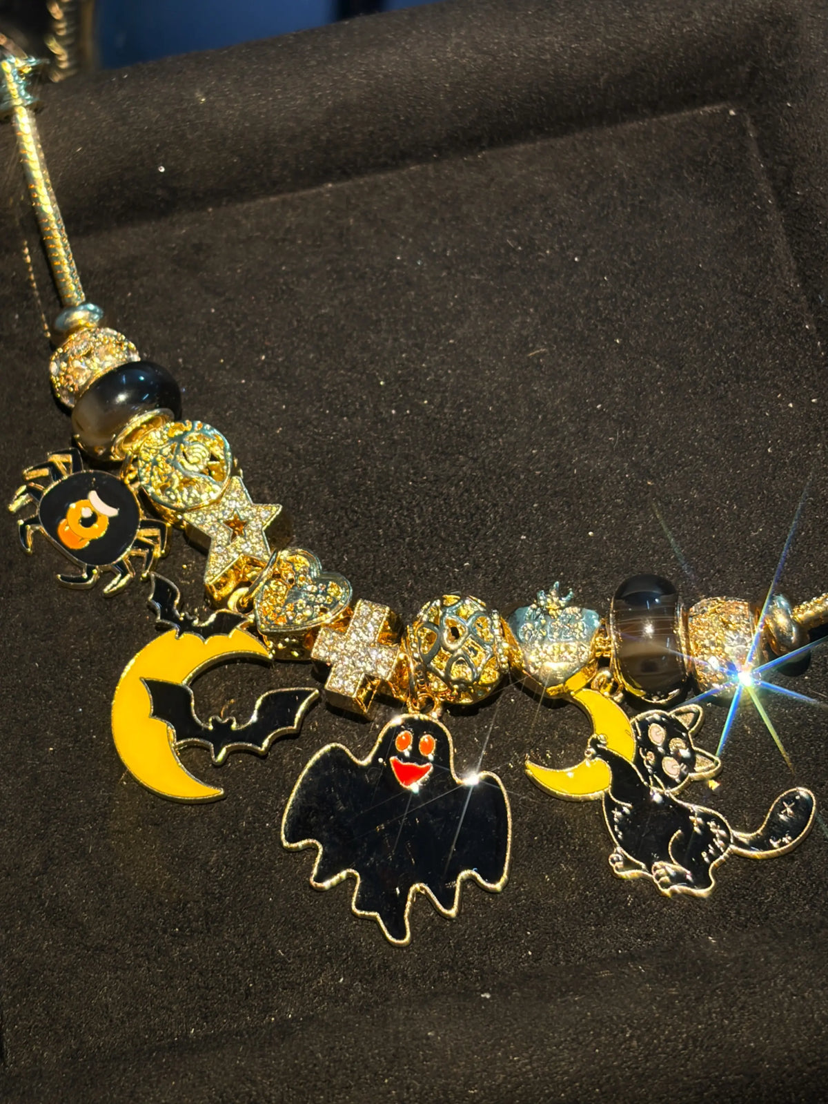 Gold Tone Halloween Beaded Charm Bracelet、Spider、Ghost、Bat Moon、Black Cat Charms Bracelet、Enamel Pendant Bracelet、Holiday Party Layered Fashion Jewelry for Women Girls