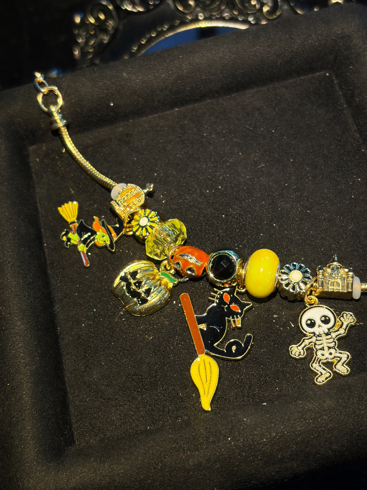 Gold Tone Halloween Beaded Charm Bracelet、Witch Broom、Pumpkin、Skeleton、Black Cat Charms Bracelet、Enamel Pendant Bracelet、Holiday Party Layered Fashion Jewelry for Women Girls