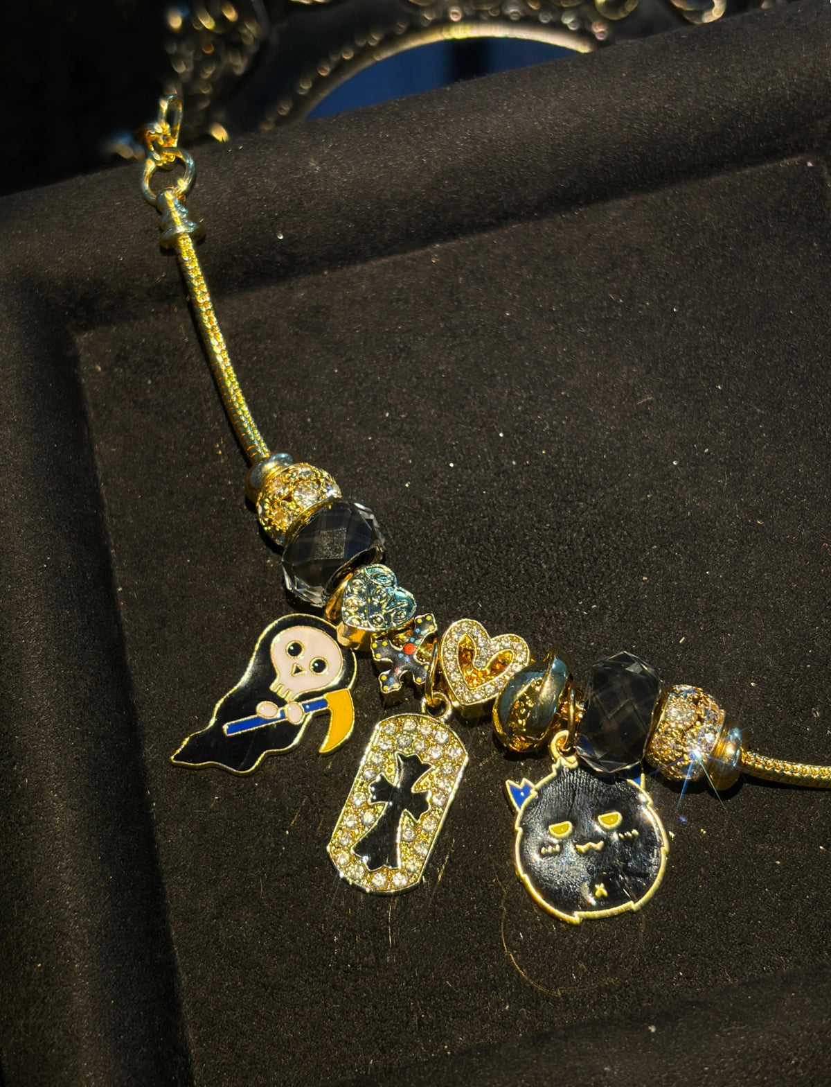 Gold Tone Gothic Beaded Charm Bracelet、Grim Reaper、Cross、Devil Heart Charms Bracelet、Dark Enamel Pendant Bracelet、Punk Party Layered Fashion Jewelry for Women Girls