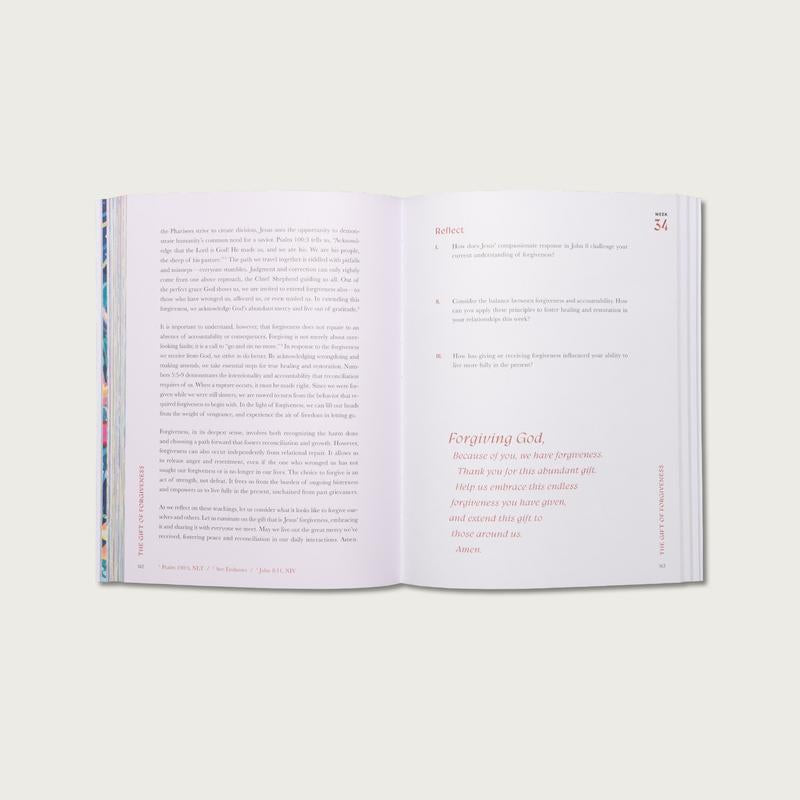 A Beautiful Year in the Bible: A 52-Week Devotional for Women (Softcover)