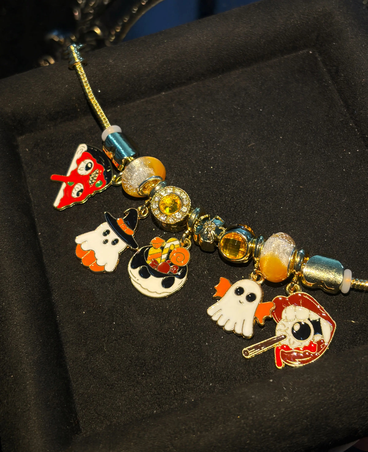 Gold Tone Halloween Theme Beaded Charm Bracelet、Ghost Witch Hat Pumpkin Candy Charms Bracelet、Cartoon Enamel Pendant Bracelet、Holiday Party Fashion Layered Jewelry for Women Girls