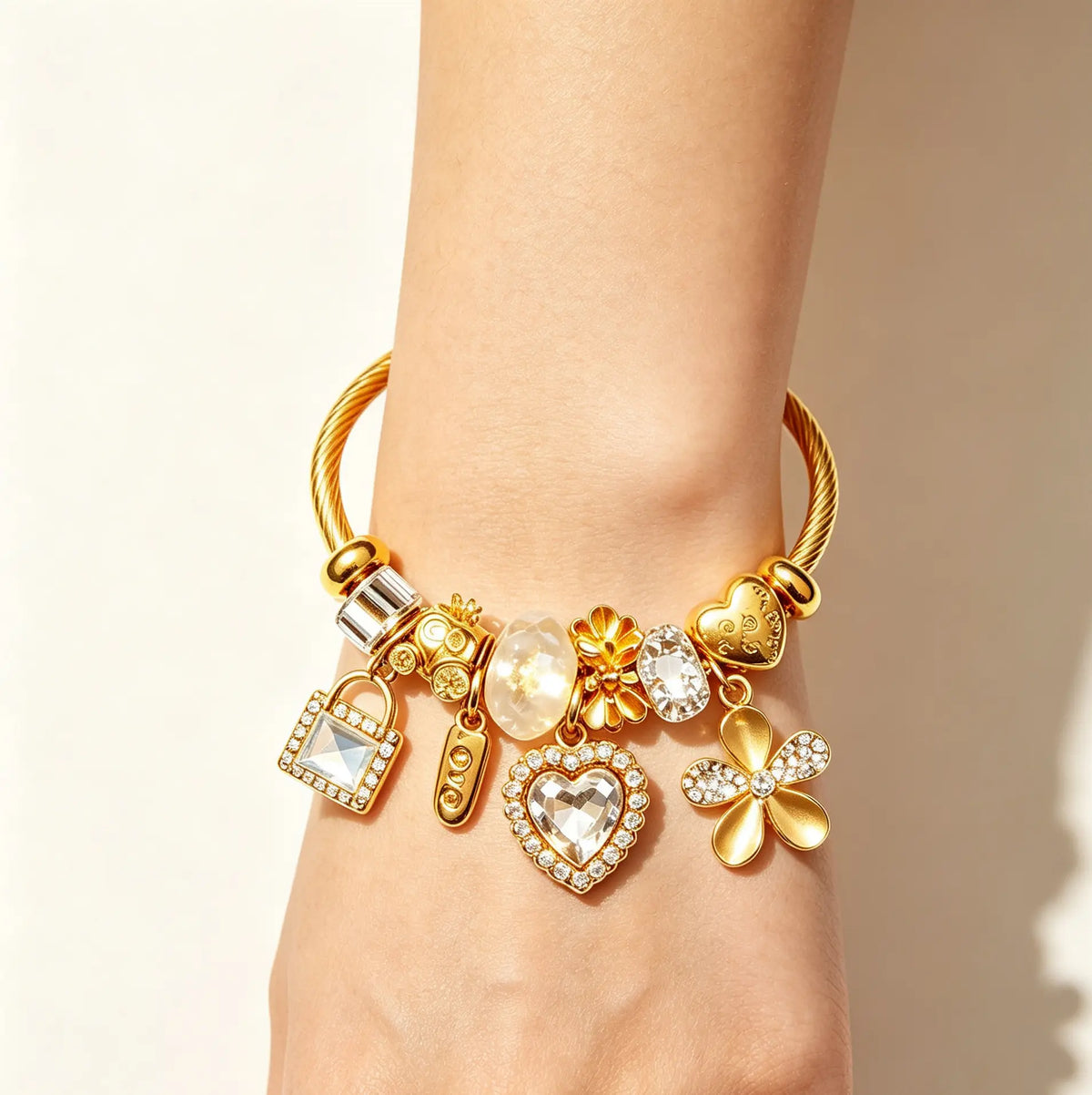 Gold Tone Charm Bracelet for Women, Crystal Heart Flower Pendant Bangle, Elegant Vintage Beaded Bracelet Jewelry Gift for Her Fashionable Bangle Dainty Crystal Bracelet