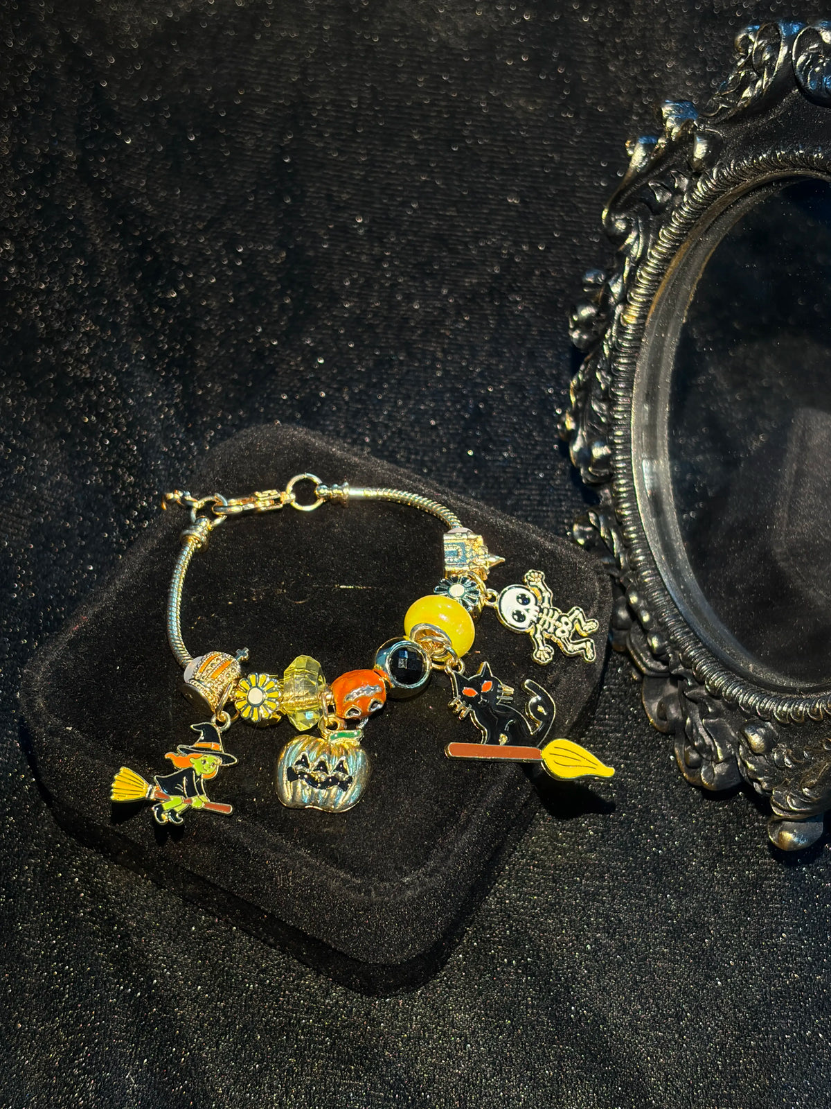 Gold Tone Halloween Beaded Charm Bracelet、Witch Broom、Pumpkin、Skeleton、Black Cat Charms Bracelet、Enamel Pendant Bracelet、Holiday Party Layered Fashion Jewelry for Women Girls
