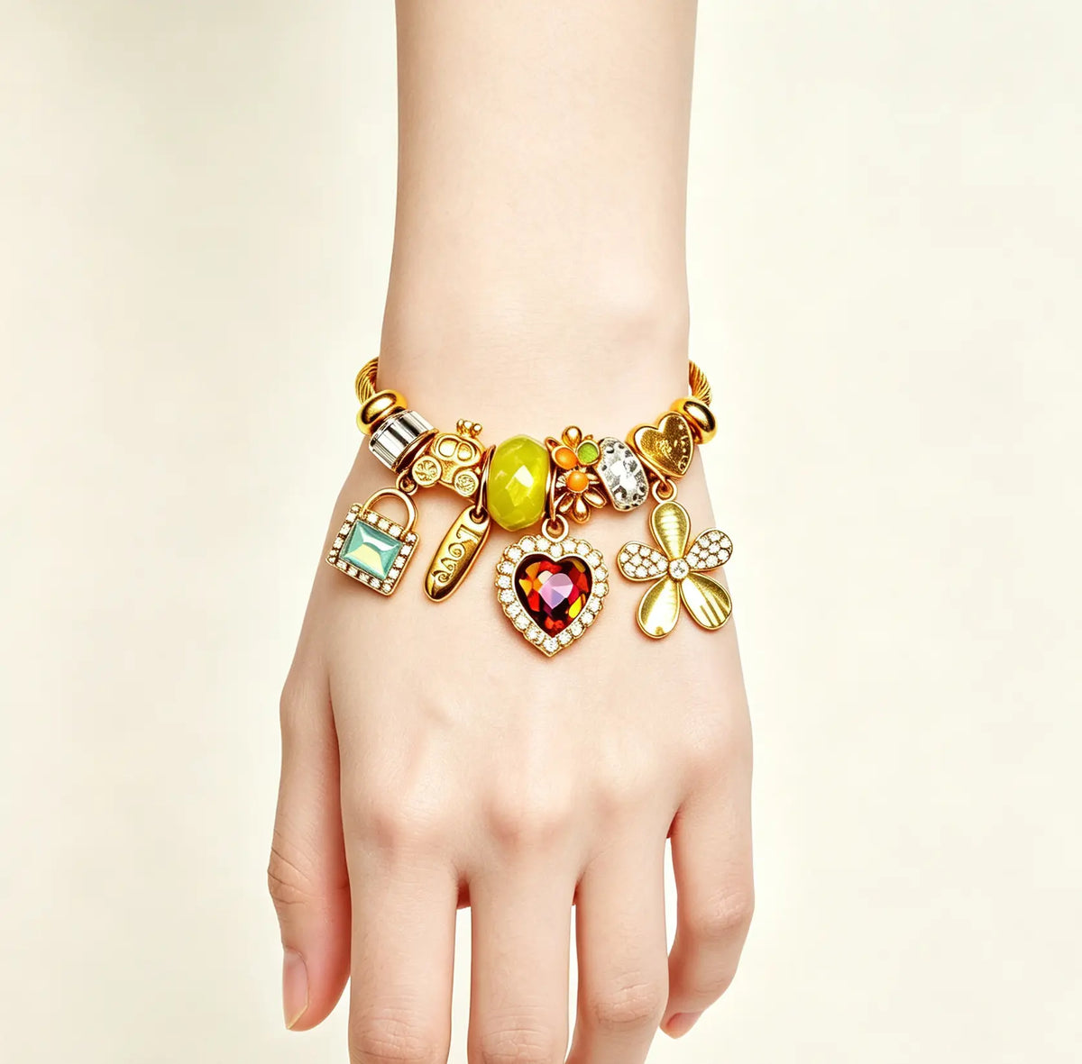 Gold Tone Charm Bracelet for Women, Crystal Heart Flower Pendant Bangle, Elegant Vintage Beaded Bracelet Jewelry Gift for Her Fashionable Bangle Dainty Crystal Bracelet