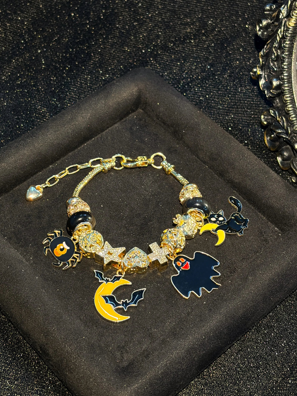 Gold Tone Halloween Beaded Charm Bracelet、Spider、Ghost、Bat Moon、Black Cat Charms Bracelet、Enamel Pendant Bracelet、Holiday Party Layered Fashion Jewelry for Women Girls