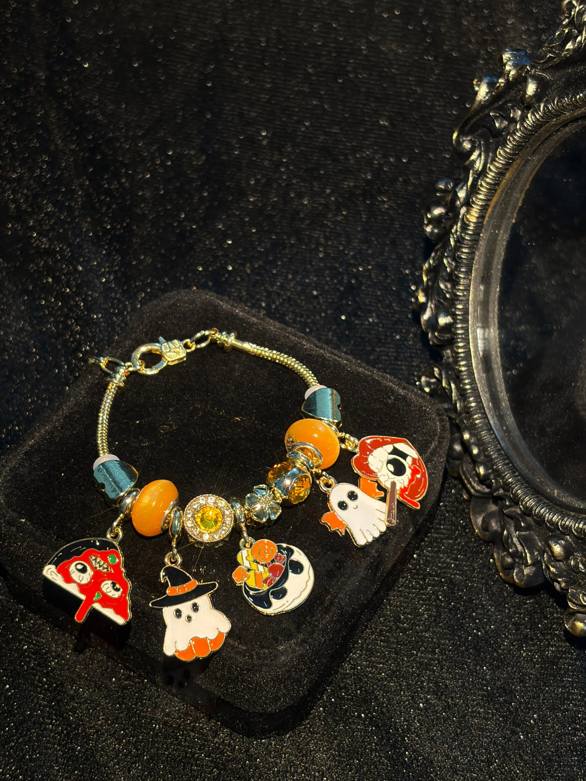 Gold Tone Halloween Theme Beaded Charm Bracelet、Ghost Witch Hat Pumpkin Candy Charms Bracelet、Cartoon Enamel Pendant Bracelet、Holiday Party Fashion Layered Jewelry for Women Girls