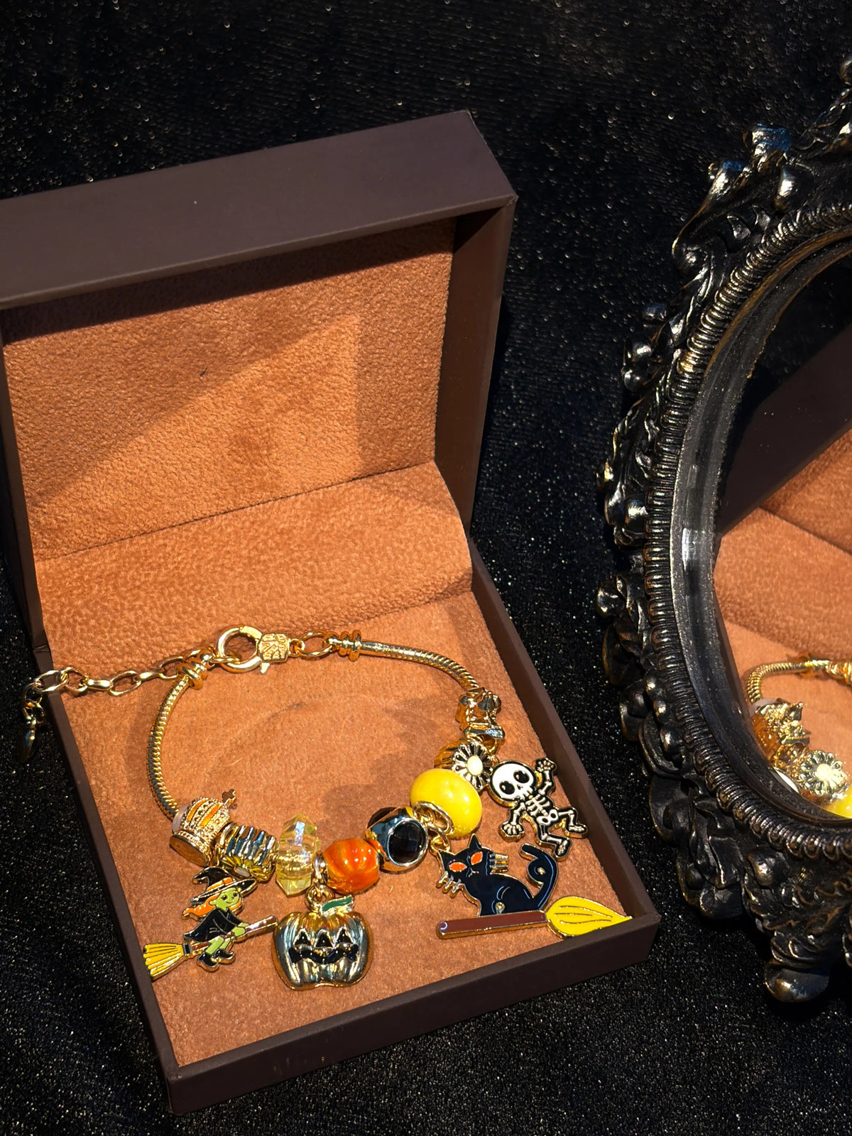 Gold Tone Halloween Beaded Charm Bracelet、Witch Broom、Pumpkin、Skeleton、Black Cat Charms Bracelet、Enamel Pendant Bracelet、Holiday Party Layered Fashion Jewelry for Women Girls