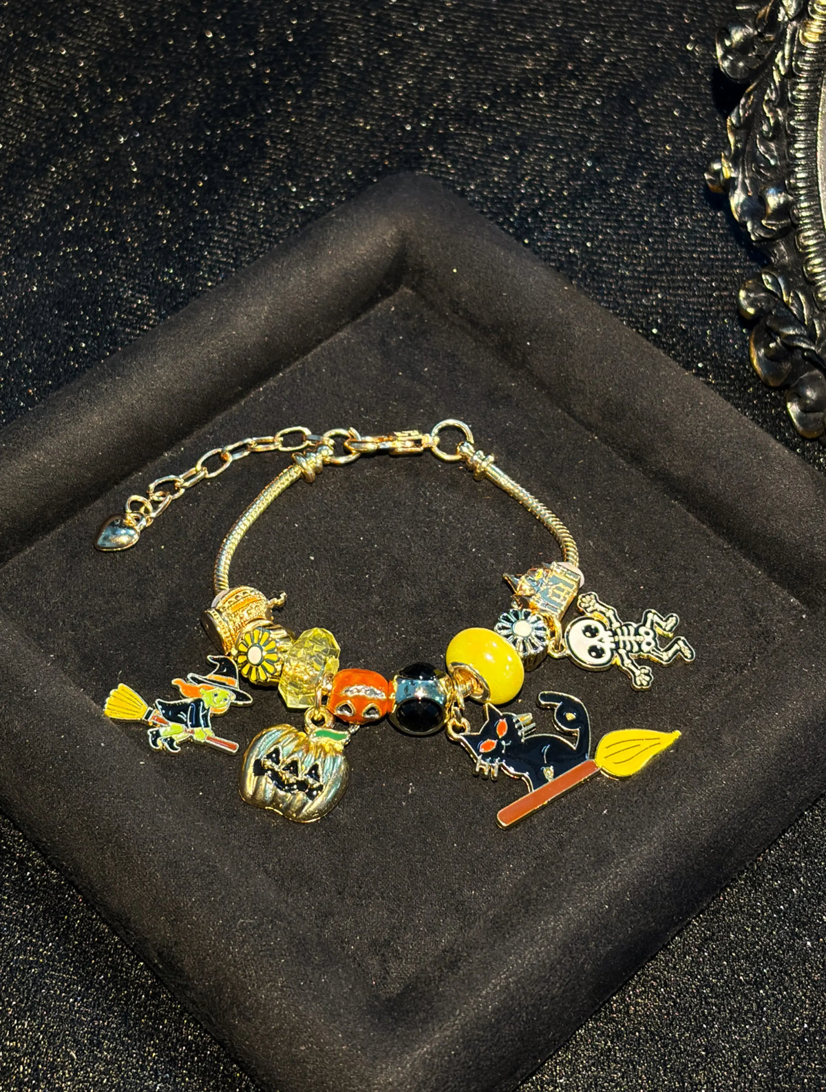 Gold Tone Halloween Beaded Charm Bracelet、Witch Broom、Pumpkin、Skeleton、Black Cat Charms Bracelet、Enamel Pendant Bracelet、Holiday Party Layered Fashion Jewelry for Women Girls