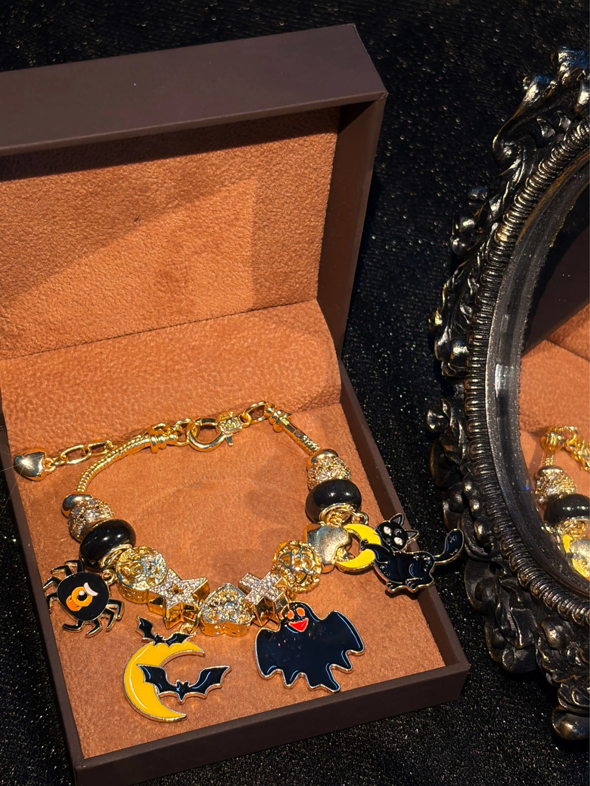 Gold Tone Halloween Beaded Charm Bracelet、Spider、Ghost、Bat Moon、Black Cat Charms Bracelet、Enamel Pendant Bracelet、Holiday Party Layered Fashion Jewelry for Women Girls
